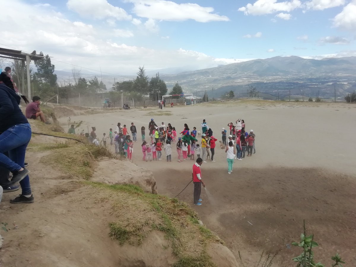 marcocadenaup's tweet photo. #Cadena2019
#ConcejalesRuralesQuito
#RespetoALaVivienda
Hemos recorrido bajo el incandescente sol, compartiendo con nuestros vecinos de las laderas de Zabala-Calderón. El derecho a la vivienda está amparado en la Constitución https://t.co/zA4RKEJHKc