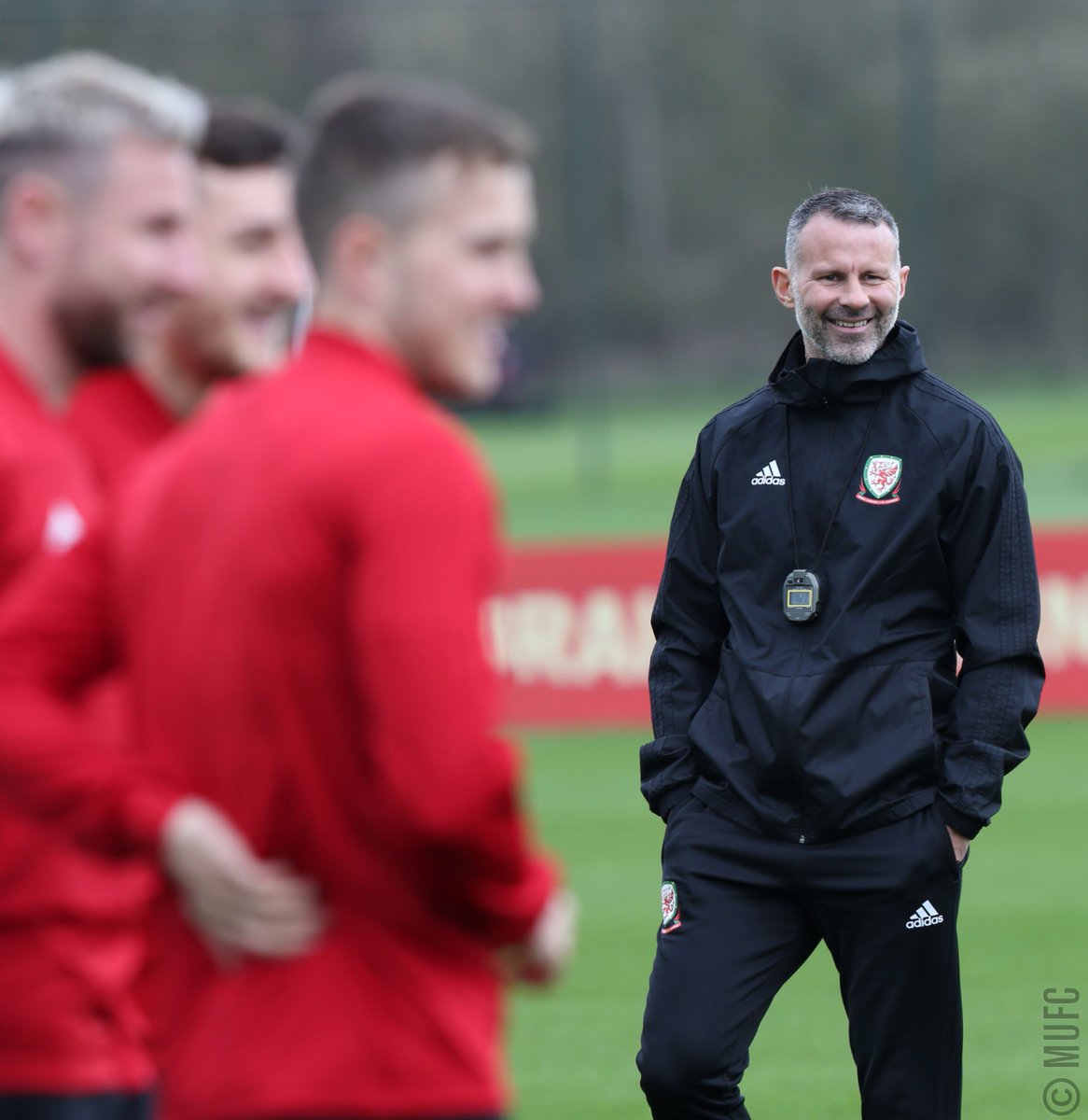ManUtd's tweet photo. 😁 Great to have Giggsy back at #MUFC today! 👋

And he brought the @Cymru squad with him, too. 🏴󠁧󠁢󠁷󠁬󠁳󠁿 https://t.co/c12GOawJx3