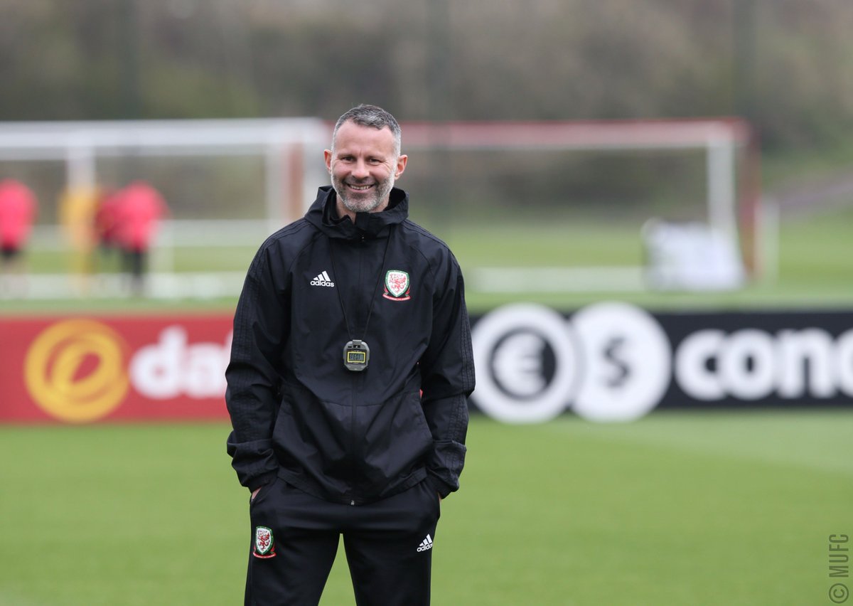 ManUtd's tweet photo. 😁 Great to have Giggsy back at #MUFC today! 👋

And he brought the @Cymru squad with him, too. 🏴󠁧󠁢󠁷󠁬󠁳󠁿 https://t.co/c12GOawJx3