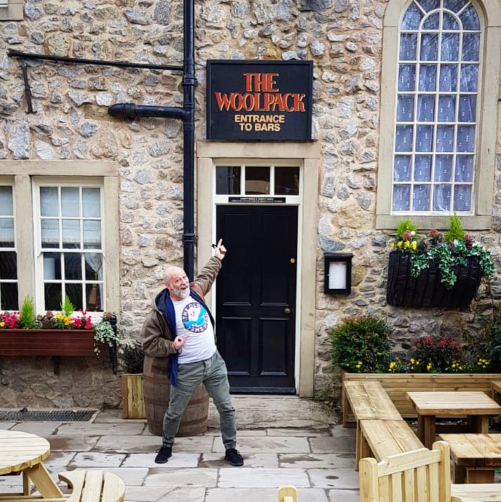 theoldnunshead's tweet image. Some quality #Nunsontour work from local legend @connorjbyrne

He's swapped his favourite local pub for the Woolpack in Emmerdale.

#woolpack #emmerdale #merch #nunhead #SE15