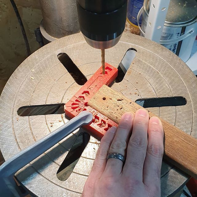 mattmakesmessuk's tweet image. Quick and easy drilling jig using a 90° clamping guide and a deep throat G clamp.
•
•
#pillardrill #drillpress #jig #drill #drillbit #deepthroat #clamp #clamps #woodworkshop #woodisgood #woodwork #woodworker #woodworking #wood #woodcraft #dowoodworki… ift.tt/2TKwZgH
