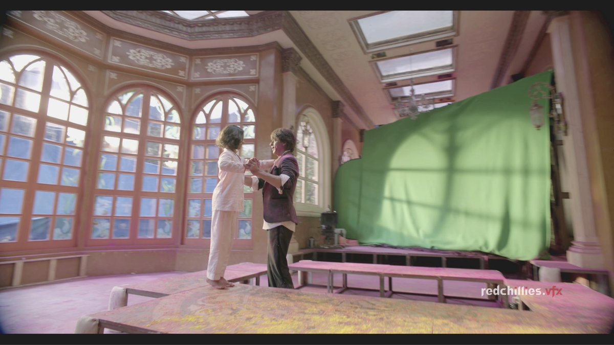 vfx_redchillies's tweet photo. #TuesdayTrivia this is #vfx Here as you can see we have created blocks where the other actors would stand and perform and @iamsrk would stand inside the pit. #VfxorReal #triviawithrcvfx https://t.co/s2PCHiwj3e