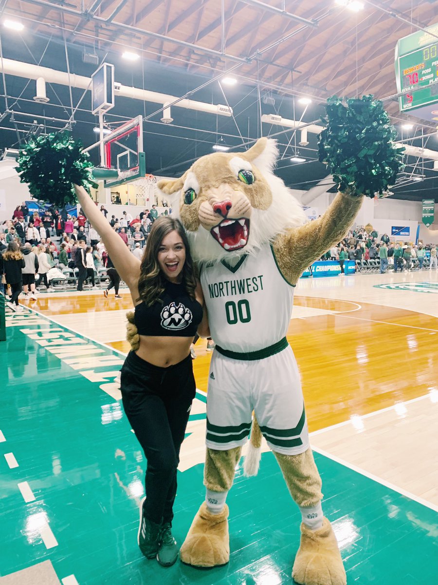 BearcatSteppers's tweet photo. On your feet Bearcats because it’s CHAMPIONSHIP DAY! 💚🏀 be there or be square tonight at 7:00 pm to watch the boys play for a chance to travel to Indiana! It’s about to be a good night! 🤗 https://t.co/0aXCVC0fAL