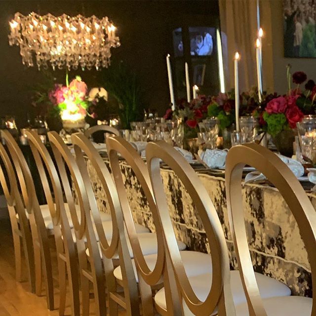 WPMillermoments's tweet image. I took this pic with my iPhone on Saturday.  A bit out of focus, but I&apos;m digging the behind the chair Angle, I might have to dust off my Cannon soon. #amateurphotography #professionaleventplanner #diningchair #dinnerparty #eventplanner #eventphotography #eventproducer #event…