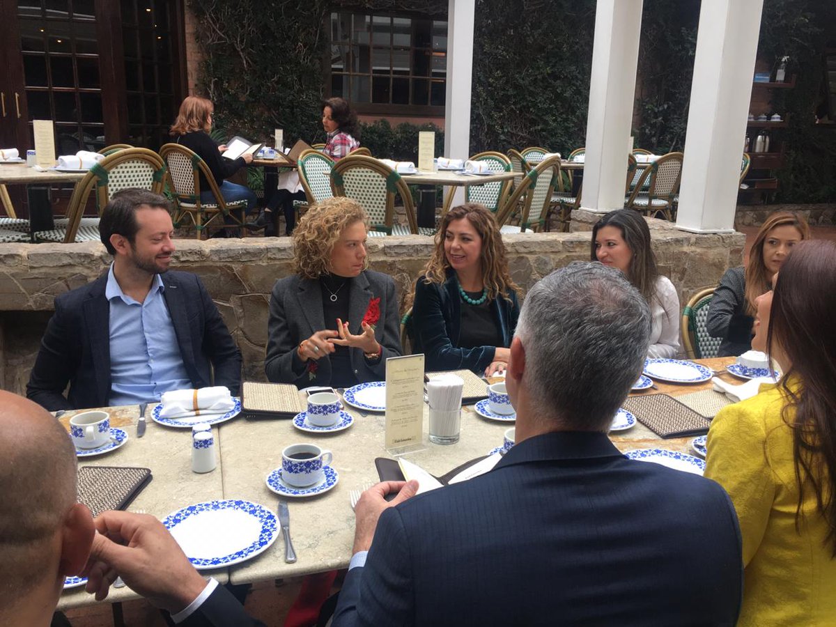 marcelocataldo's tweet photo. Siempre debemos buscar que nuestros colaboradores entiendan la importancia de poner al cliente en el centro, para ello es fundamental estructurar un cultura centrado en ello #ClientCircle @TigoUneCol https://t.co/AnI4dzMECA