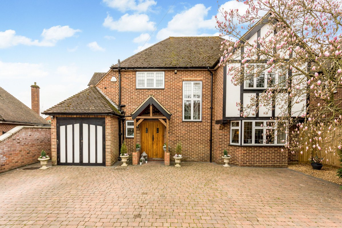 HamptonsMhead's tweet photo. BEAUTIFUL DETACHED FAMILY HOME IN #BURNHAMVILLAGE
#4bedrooms #3bathrooms #culdesac #garage #privateparking #superbpresentation #commuterstoPaddington Burnham &amp; Taplow (1.5 miles approx) #burnhamgrammarcatchment #burnhampropertiesforsale https://t.co/fbHTp0j3d2