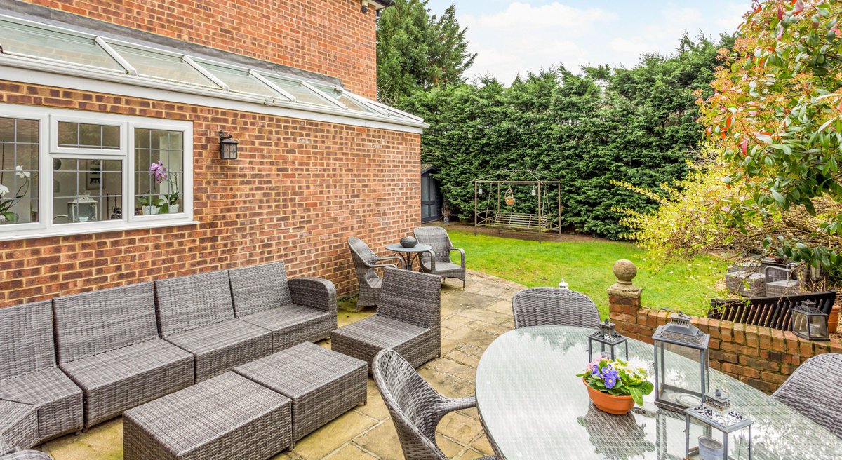 HamptonsMhead's tweet photo. BEAUTIFUL DETACHED FAMILY HOME IN #BURNHAMVILLAGE
#4bedrooms #3bathrooms #culdesac #garage #privateparking #superbpresentation #commuterstoPaddington Burnham &amp; Taplow (1.5 miles approx) #burnhamgrammarcatchment #burnhampropertiesforsale https://t.co/fbHTp0j3d2