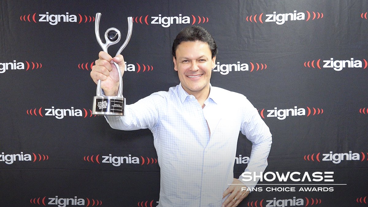 fchamx's tweet photo. 😱😱😱 @pedro_fer recibió el galardón de los #FansChoiceAwards2019 #FCHA2019 como #MejorArtistaDelAño en #MúsicaRanchera #LosPremiosDeLosFans @DianPedrifan @Rebeca62434007 @solosanborns @ClaromusicaMX @sonymusicmexico @Zignia_Live https://t.co/nwQBwSLowg