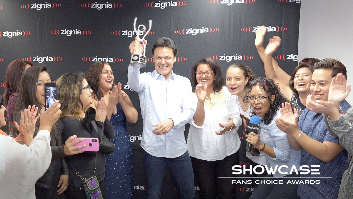 fchamx's tweet photo. 😱😱😱 @pedro_fer recibió el galardón de los #FansChoiceAwards2019 #FCHA2019 como #MejorArtistaDelAño en #MúsicaRanchera #LosPremiosDeLosFans @DianPedrifan @Rebeca62434007 @solosanborns @ClaromusicaMX @sonymusicmexico @Zignia_Live https://t.co/nwQBwSLowg