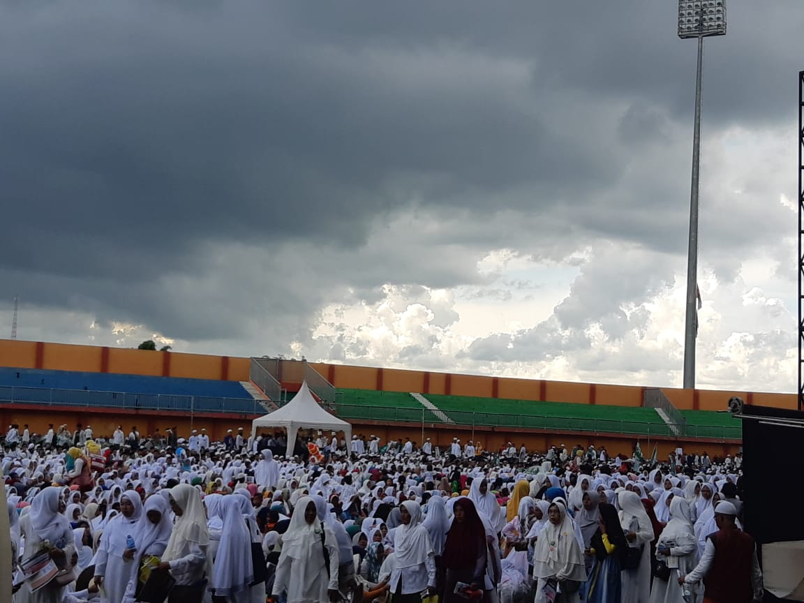 Master_C19's tweet photo. KH Ma'ruf Amin menghadiri Istighasah Kubro di Stadion Gelora Madura Ratu Pamellingan, Pamekasan, Madura tanggal 19/3/2019
#MasterC19PortalKMA
#SatuUntukKMA
#JokowiMarufAmin
#Jokowi1PeriodeLagi
#TakeOffIndonesiaBaru
#MarufAminAdalahKoentji https://t.co/x5WlfMEkrk