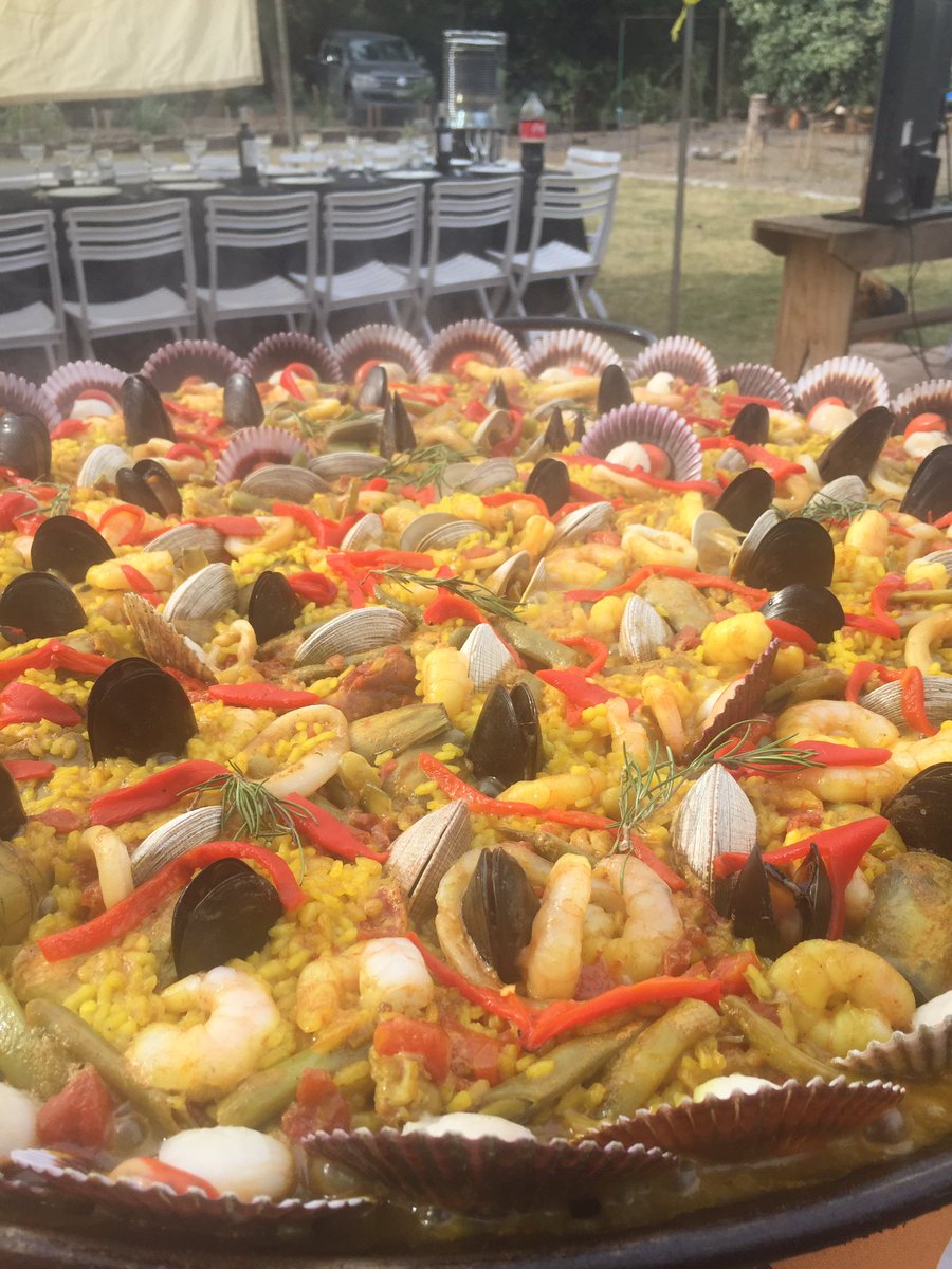 Lapaelladelfena's tweet photo. Buen día, recuerda que nuestros servicios son de Lunes a Domingo, no lo pienses mas 🥘🥘.
.
ENCARGA EL SERVICIO EN VIVO O DELIVERY AL WHATSAPP: +56982591436
#paellasenvivo #paellasadomicilio #instafood #instapaella #foodporn #fedusal #masterfer #paellamagazine #paellatoday https://t.co/cDAZqEIJbv