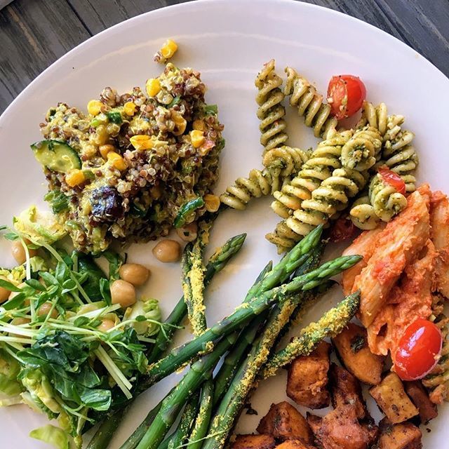 plantbasedyogi's tweet photo. Sunday brunch at the @home4humanity such a delightful way to catch up with friends. We are grateful for friends who don't mind hosting our wiggly waggle 👶 .
.
.
#brunchwithfriends #babybrunch #springfood #sprouts #plantbasedfamily #springishere #mang… https://t.co/cJewlQBFie https://t.co/gIDhzHRyCC