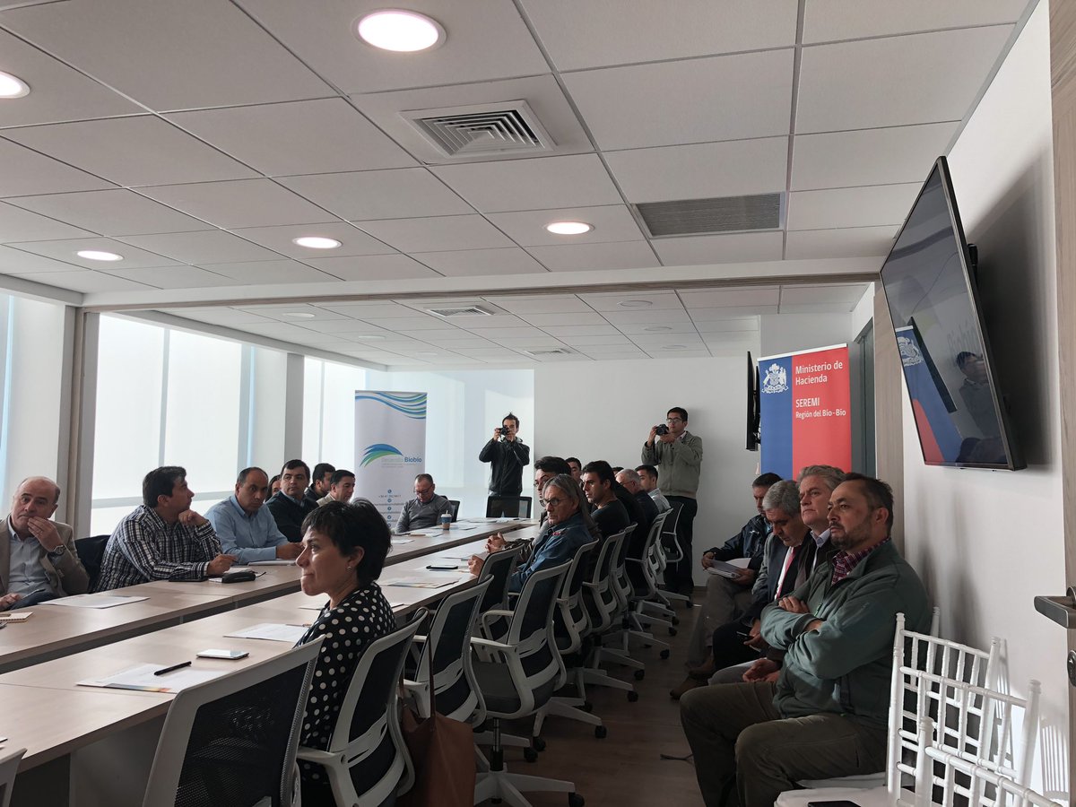 MH_BioBio's tweet photo. Tal como nos pide el Pdte @sebastianpinera trabajamos cada día para poner #ChileEnMarcha. Hoy realizamos seminario #Sicex y Exp de Serv en #Bíobio @jorge_ulloa @SubseHacienda @Min_Hacienda @Prochile_BioBio @desarrollabb https://t.co/DWfHv6WxLO