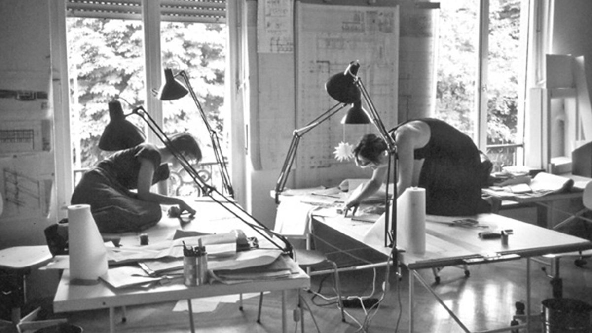CommEdgeCollab's tweet photo. #WomenInArchitecture need different role models—beyond the star system. #WorkingConditions #PaidMaternityLeave #VeniceFlashMob .@denisethotbrown .@Arch_Lobby https://t.co/IbRpWg6rPe https://t.co/tSI0YtkvyW