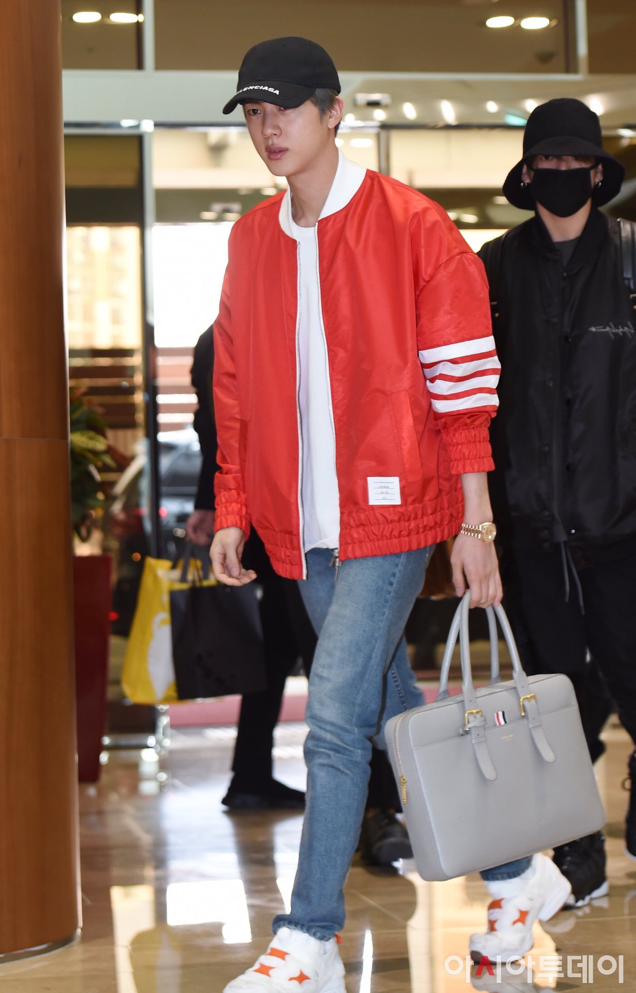 máscara electrodo Teoría establecida Twitter 上的 Seokjin México 🧑‍🚀："[FOTOS] #방탄소년단 #JIN #Seokjin #진 #김석진 #BTS  Nuevas fotos de Jin en el aeropuerto de Incheon rumbo a Hong Kong 🇭🇰 para  continuar con el #LoveYourselfTour ♥️✈️ #MinBelu🦋 