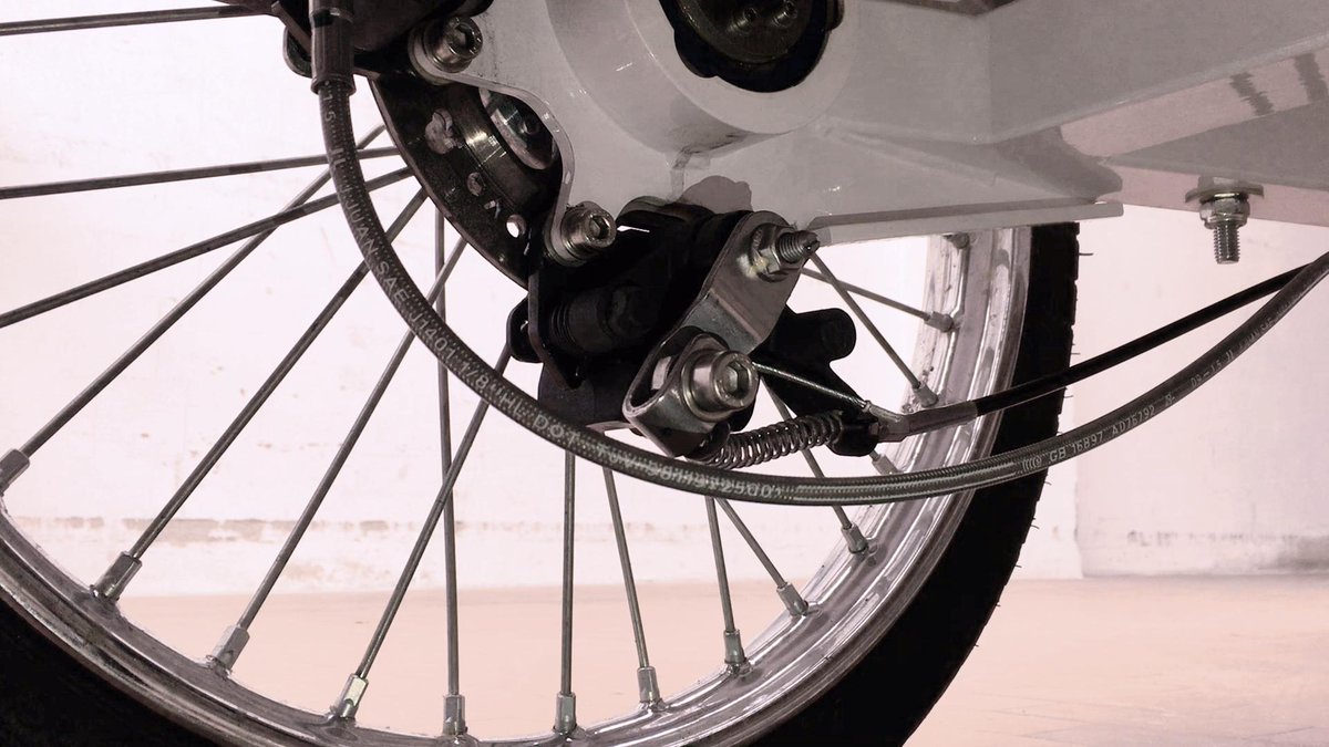 paztir's tweet photo. Any cargo-bike can have automatic locking! 
See the improved speed of delivery on an Evolo Z2: https://t.co/6kCQ2rVHTi
#parklock #lock #security #optimisation #automation #delivery #logistics #couriers @evoloelproex @hermesDE https://t.co/SW478WauOz