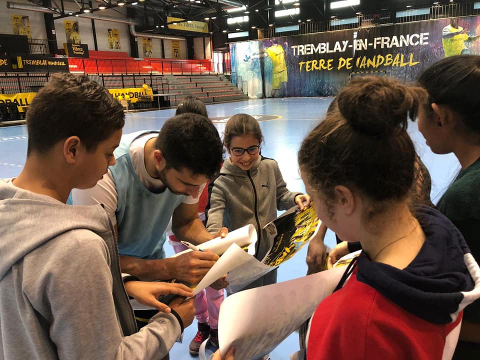 TremblayHB's tweet photo. Ce matin, une classe de 5ème du collège Jean Moulin de #NeuillyPlaisance était de passage au Palais. Au programme : #visite des locaux, #échanges avec les joueurs, #dédicaces ✍️ Et ils seront là demain soir pour encourager la #TeamTremblay 🤾♂️ #Yaba🖤💛 #LaJeunesseEnForce #93style https://t.co/9Y4GlpSDRb