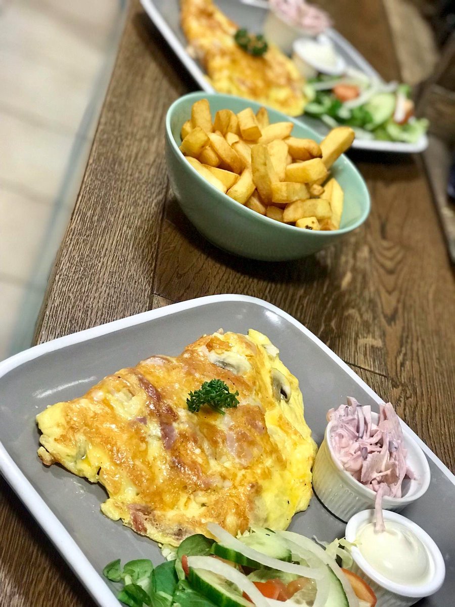 MRKTCafe's tweet photo. Looking for a protein hit? How about one of our cheese, ham and mushroom omelettes? Or choose your own fillings. Plenty of choice for a healthy lunch - but also indulgent waffles for those who want something more decadent! Find us at Chester Market #proteinhit #omelette #chester https://t.co/2WqIciwOSS