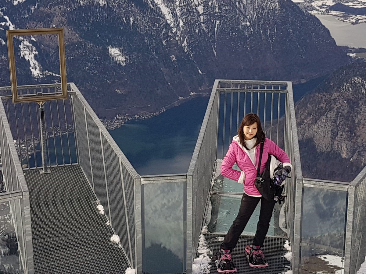 DachsteinKripp's tweet photo. Besuch aus Japan ☺️ TV ASAHI (japan. Fernsehsender) dreht einen Film über die Hotspots in Österreich und da dürfen unsere 5fingers natürlich nicht fehlen (im Bild: TV-Moderatorin TV ASAHI) -
#dachstein #krippenstein #viewingpoint #hallstatt
https://t.co/XgBnZySU3S https://t.co/jG1zrmwO8l
