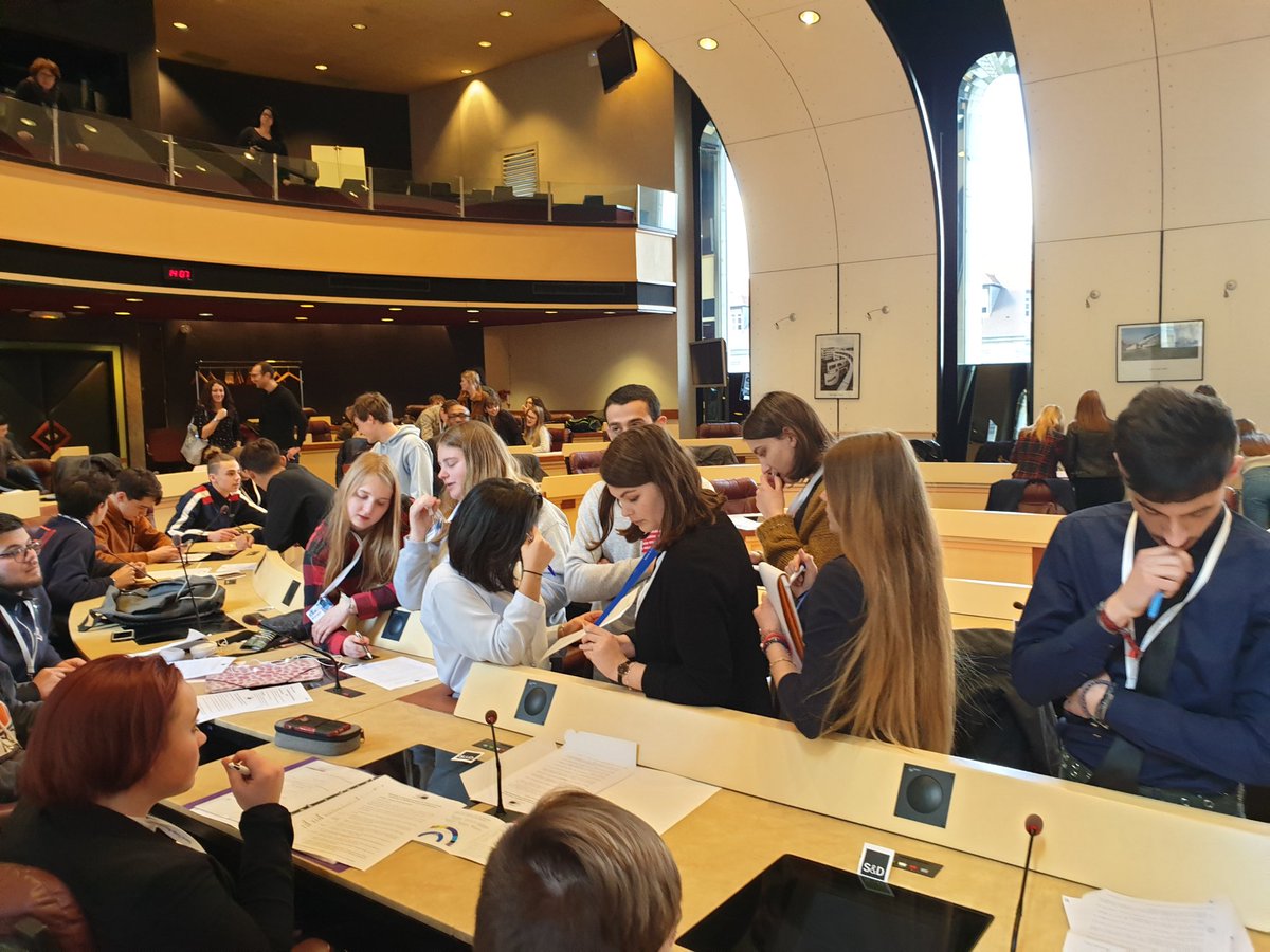 EuropeBFC's tweet photo. #simupe simulation du Parlement européen avec les lycéens de @acbesancon toutes les photos à retrouver sur notre page Facebook https://t.co/RUGrgcZGb4 https://t.co/4aqV7tKxjh