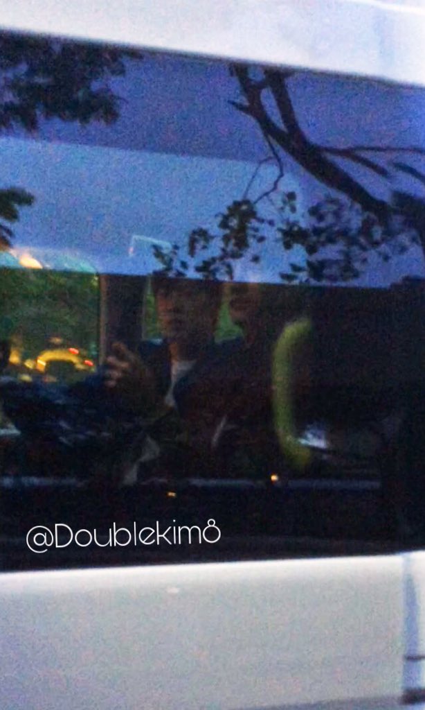 DoubleKim8's tweet photo. Mereka lagi ngerekam sesuatu... dan aku cuman bisa liat dari balik mobil dan mengandalkan zoom dari kamera hp.. 😂 
Sukses syuting nyaaa ajjusiii @TVXQ #changmin #yunho #tvxqinbali #tvxq #syuting #rekaman #changmintvxq #bali #ngurahrai https://t.co/PhiDNXWjCx
