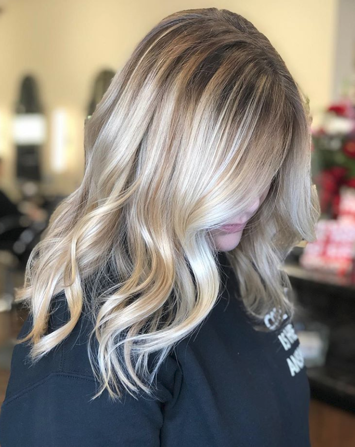 KerastaseUSA's tweet photo. Soft blonde waves by @ecar13 using NEW Blond Absolu hair care ✨
Shop Blond Absolu: https://t.co/pKpKWuqIqr
#KerastaseTransforms https://t.co/2hUgUU6OTa