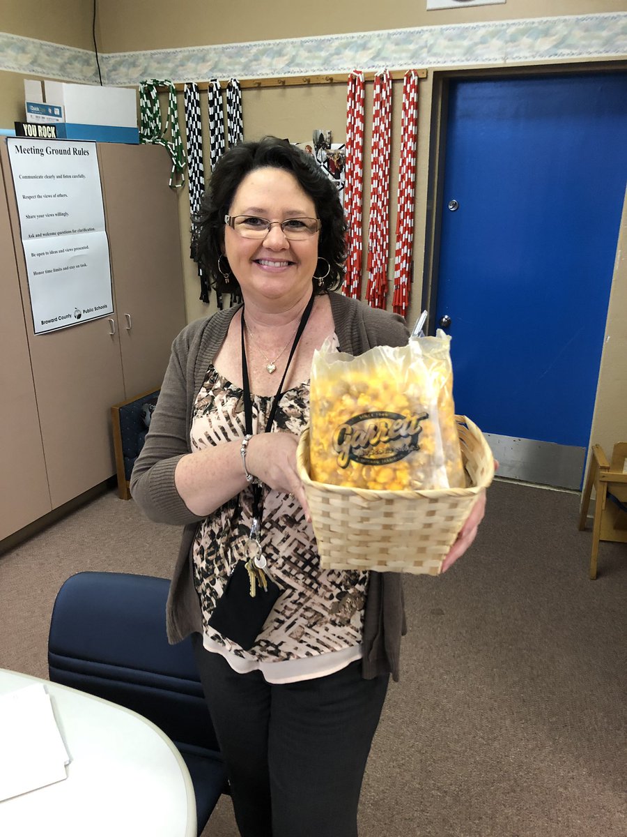 DrTPMcCahill's tweet photo. Thank you for the tasty gifts from Chicago! #ASCDEmpower19 #BESBobcats @Bennett_ES @PrincipalDSmith @mimijensen1 @browardschools https://t.co/Y3HReYXg0n