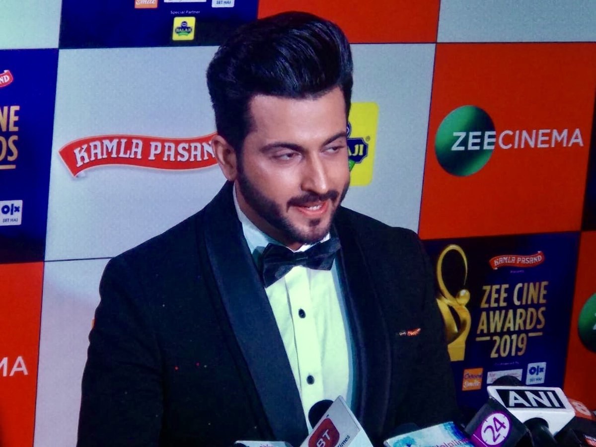 viralbollywood's tweet photo. Exclusive: #DheerajDhoopar at the Red Carpet of #ZeeCineAwards 2019 😎 https://t.co/QJxWq740dP