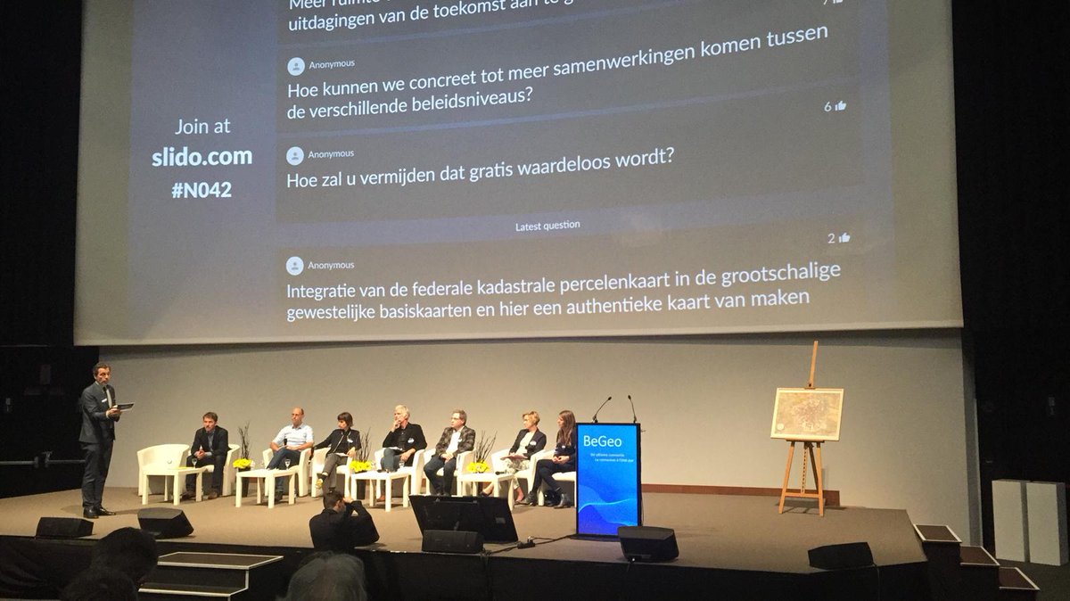 Het debat in Auditorium 2000 is erg levendig / Le débat bat son plein dans l'Auditorium 2000