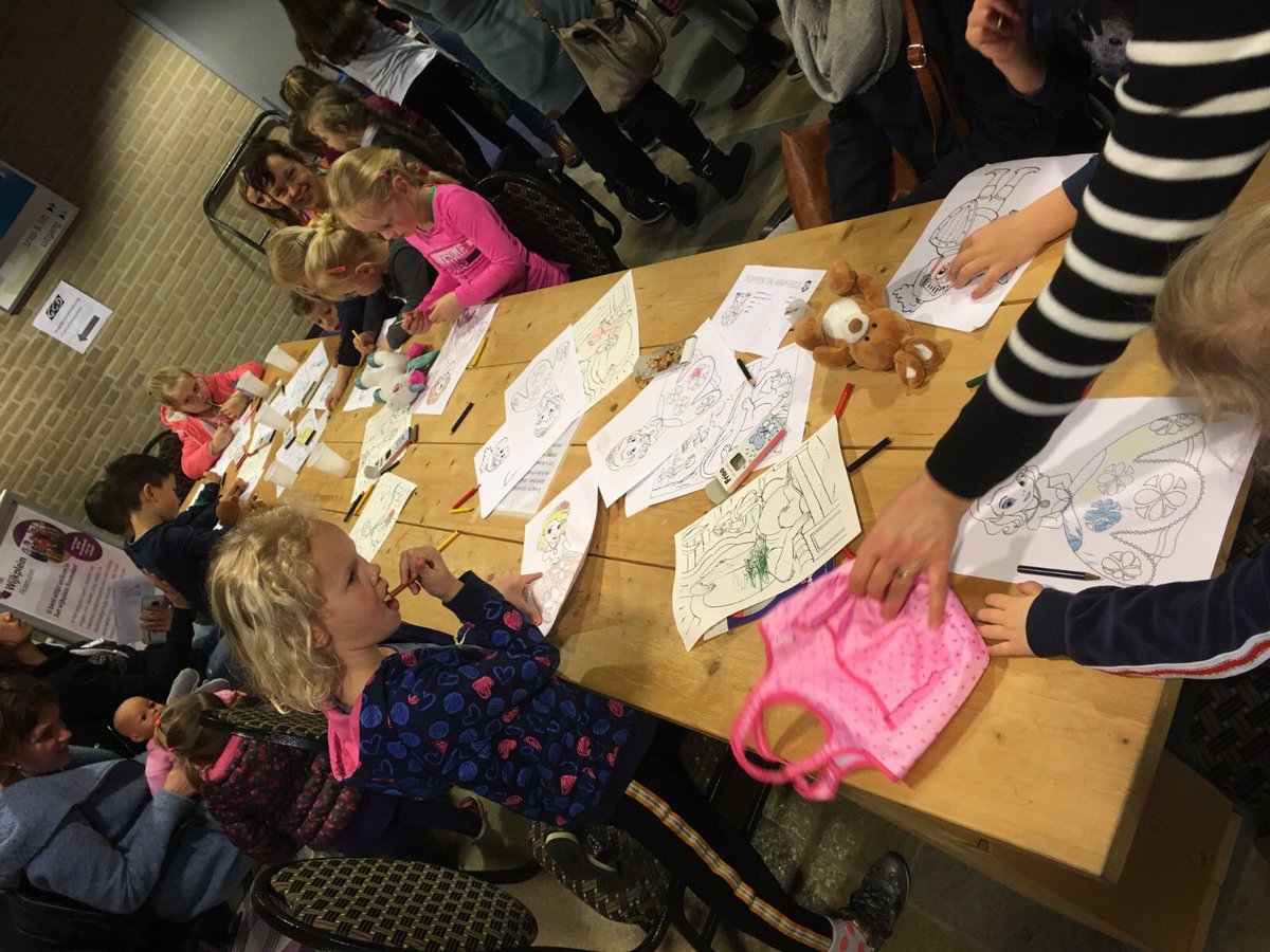 Afgelopen weekend vond het jaarlijkse #Poppenconsultatiebureau plaats in Perron-3, waar de poppendokters flink aan de slag konden!

Veel kindjes kwamen met hun zieke pop of knuffel, maar na afloop van alle consulten kunnen de dokters zeggen dat iedereen kerngezond naar huis ging!
