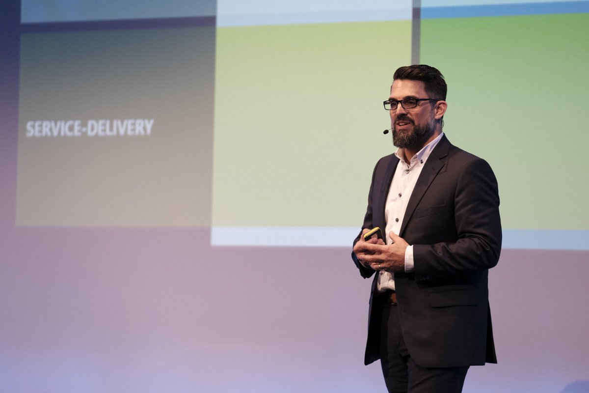EmpolisSoftware's tweet photo. "Das neue Ziel ist es, den #Kunden in den Mittelpunkt zu rücken und die Grundlagen für den #Service 4.0 schrittweise zu schaffen."
Götz von Steynitz und Eric Brabaender mit ihrem praxisnahen Vortrag beim Empolis Executive Forum 2019 in #Berlin.
#execforum19 https://t.co/hLAIRshYI8