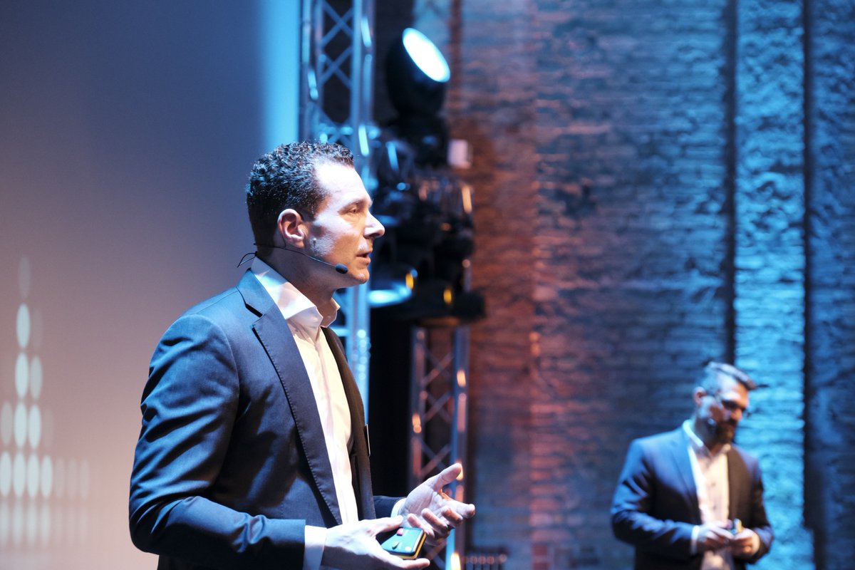 EmpolisSoftware's tweet photo. "Das neue Ziel ist es, den #Kunden in den Mittelpunkt zu rücken und die Grundlagen für den #Service 4.0 schrittweise zu schaffen."
Götz von Steynitz und Eric Brabaender mit ihrem praxisnahen Vortrag beim Empolis Executive Forum 2019 in #Berlin.
#execforum19 https://t.co/hLAIRshYI8