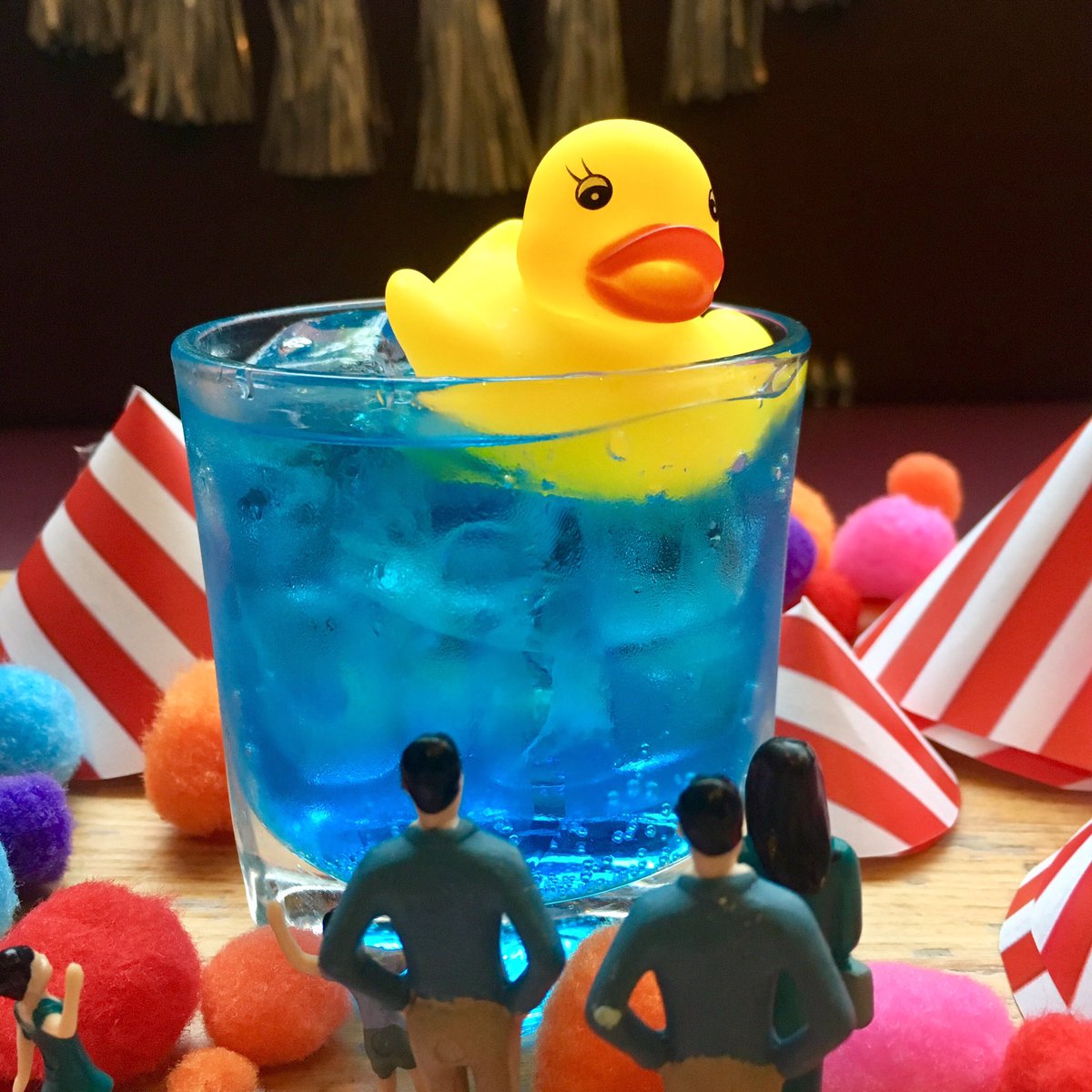 TheFontMCR's tweet photo. So in love with our ‘Hook-A-Duck’ cocktail special 🦆Candyfloss Vodka, Blue Raspberry Syrup, Lemon, Soda & a Duck for Hooking! (Yes you can keep the duck 💛)
Be sure to grab one yourself before March is out!
🎡🎠🤹♀️🎪🍭
#fontcocktails #circusparty #hooked #itsqueaks https://t.co/aKpoQPUa5G