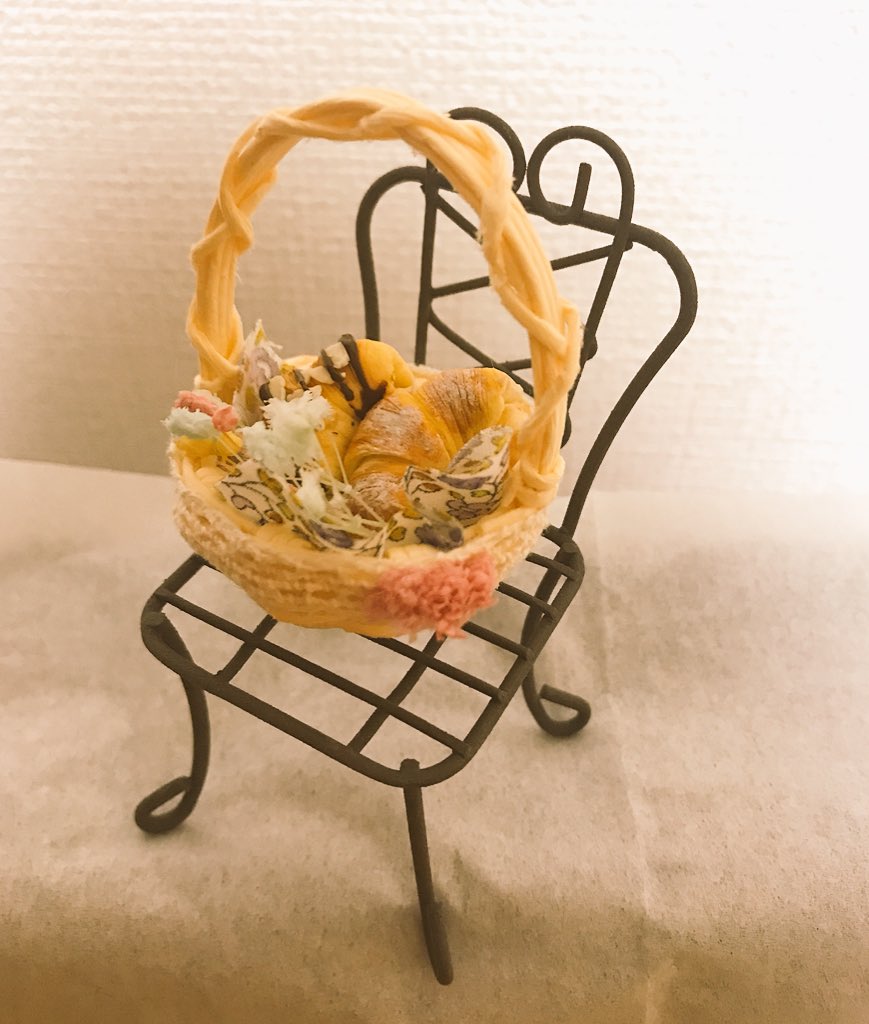 tibitan_17's tweet photo. ミニチュアバスケット
また作りました❤️本当にたのしい😊
一番うまくできたぁ✨

花とレースをつけました🌼
クロワッサン以外も作って早く写真撮りたい🥐

#アシェット
#ミニチュアフード https://t.co/d53Rn6ZC1k