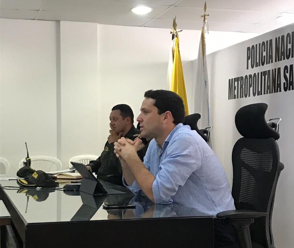 SeguridadStaMta's tweet photo. Por instrucciones de @mrafael70 Secretario de Seguridad @CAMILOGEORGE1 participa en video conferencia con @MinInterior @NancyPatricia_G y Gr. Salamanca de @PoliciaColombia junto con Líderes Comunales de @SantaMartaDTCH hablando sobre seguridad y convivencia para esta población. https://t.co/BouYFxomhv