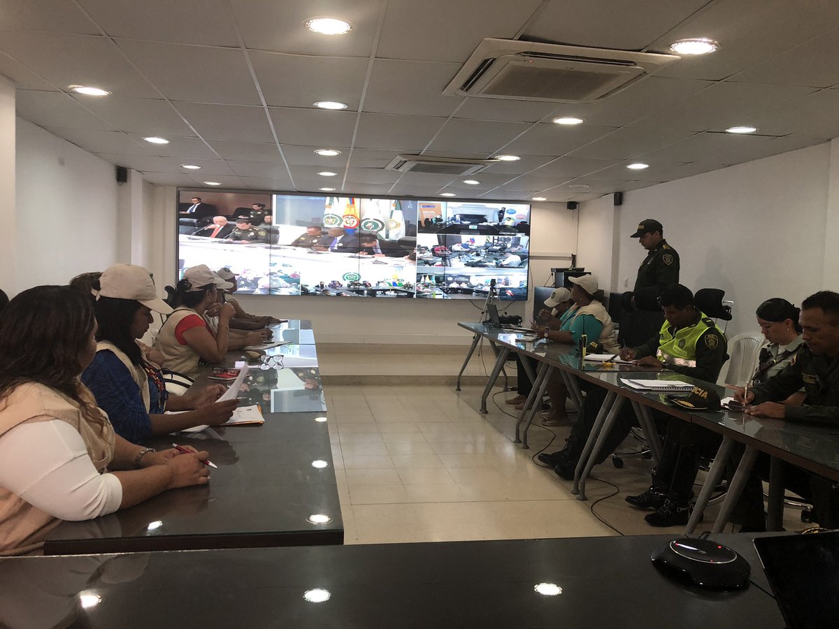 SeguridadStaMta's tweet photo. Por instrucciones de @mrafael70 Secretario de Seguridad @CAMILOGEORGE1 participa en video conferencia con @MinInterior @NancyPatricia_G y Gr. Salamanca de @PoliciaColombia junto con Líderes Comunales de @SantaMartaDTCH hablando sobre seguridad y convivencia para esta población. https://t.co/BouYFxomhv