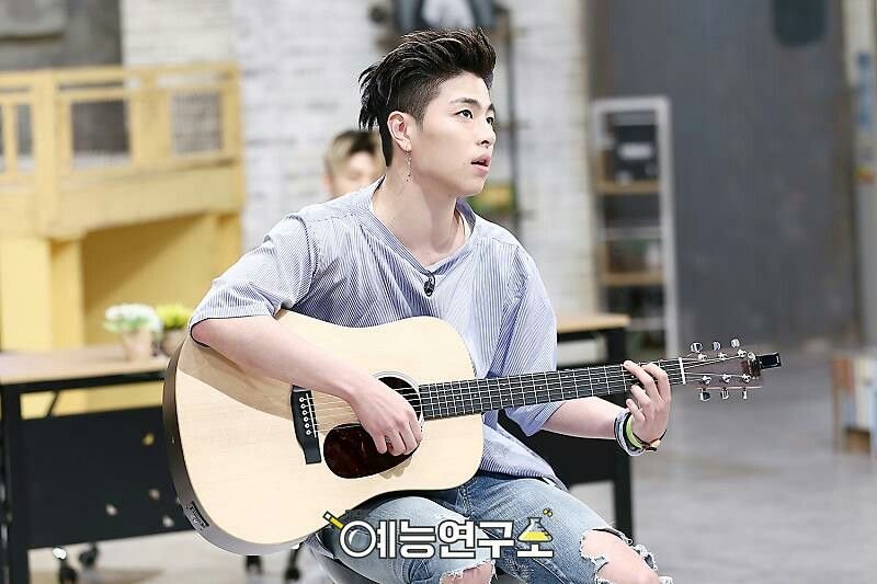 Корейский гитарист фото. Гитарист кореец. Кореец на гитаре. Минхо с гитарой. Кореец на гитаре.