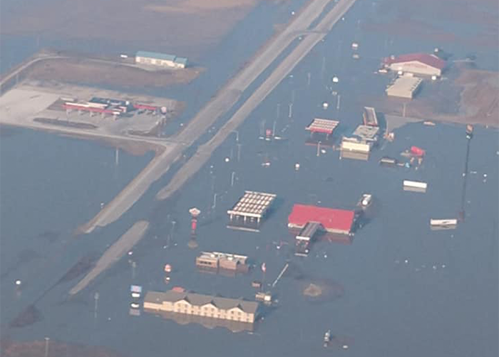 Direct_Freight's tweet image. Multiple truck stops are under water because of historic flooding #trucking buff.ly/2ue66lS