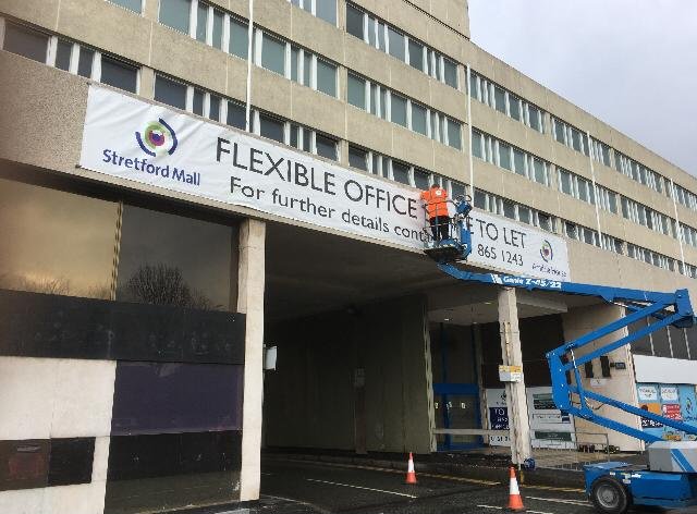 SignsRW's tweet image. A bright and early start for us today, keeping it local again in #Stretford to supply &amp;amp; install this large 15m x 1.5m banner at Arndale House, @StretfordMall 
#gobig #banners #commercialsigns #outdoorsignage #trafford #manchester
