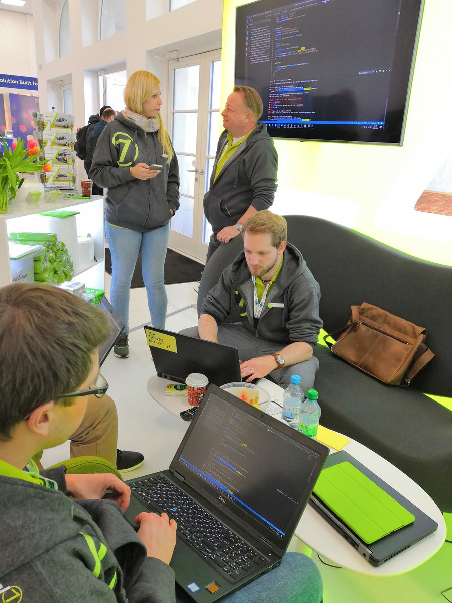 Michaaa_Hahn's tweet photo. Livr Coding am #virtual7 Stand. Kommt vorbei und helft den Jungs mit Sprint 2 auf der #JavaLand https://t.co/qJBFRWNT1j