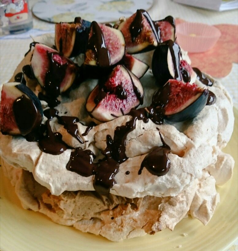 burb58's tweet photo. #FavoriteThingsToOverdo Figs, chocolate & meringue. https://t.co/AXhoqsdlSi
