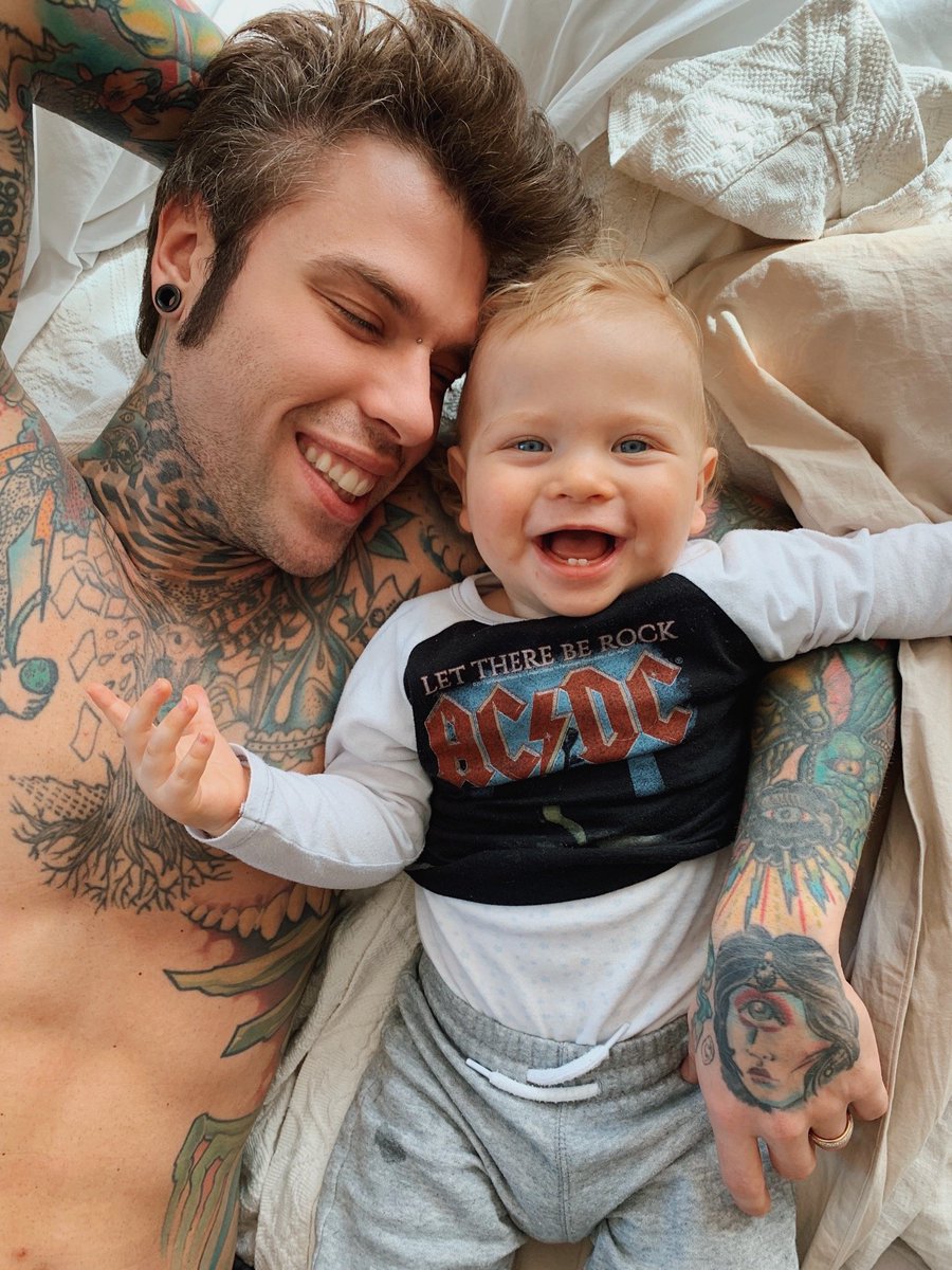 Fedez's tweet photo. Buon compleanno vita mia ❤
AUGURI A TUTTI I PAPÀ! https://t.co/t1HMol3cja