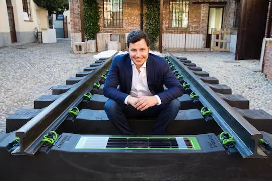 HBRItalia's tweet photo. Questo puntata della rubrica Start-up Interview è dedicata a @Greenrail_IT che realizza traverse ferroviarie utilizzando una miscela di gomma ottenuta da pneumatici fuori uso (PFU) e plastica da rifiuto urbano. Leggi l'intervista al CEO Giovanni De Lisi https://t.co/EQbmSoOQnK https://t.co/nKdh5tlgjt