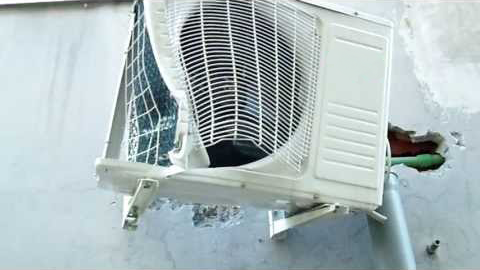 HydraZorb's tweet photo. Don't let this happen to you!  Our new MP Cages can protect your splits from this happening.  Multiple sizes for wall mounting or ground mounted.  Give us a call.
#heating, #cooling, #hvac, #VRF, #minisplit https://t.co/QpCACvLnJb