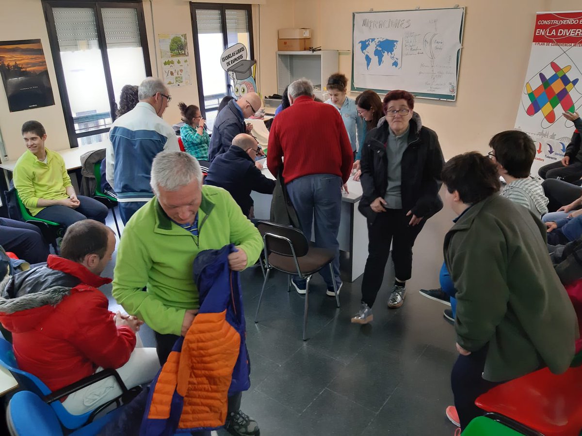 Anti_Rumores_Lo's tweet photo. Precioso taller sobre la diversidad de Logroño con los amigos y amigas de Igual a ti, hemos aprendido mucho juntos. Muchas gracias por vuestro interés y vuestra participación. #quenotecomaneltarro #Combateelracismo https://t.co/nKLGyHsd5l