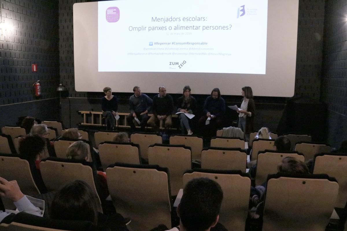 Menjadorseco's tweet photo. #cinefórum organizado por @pembarcelona. Debate sobre la necesidad de impulsar un cambio progresivo. En Cataluña hay 400.000 usuarios de comedores escolares de primaria y solo 20.000 corresponden a #menúsecológicos y de proximidad. https://t.co/7X9o2ukWwb #menu2020 https://t.co/9vXl4kIRmO