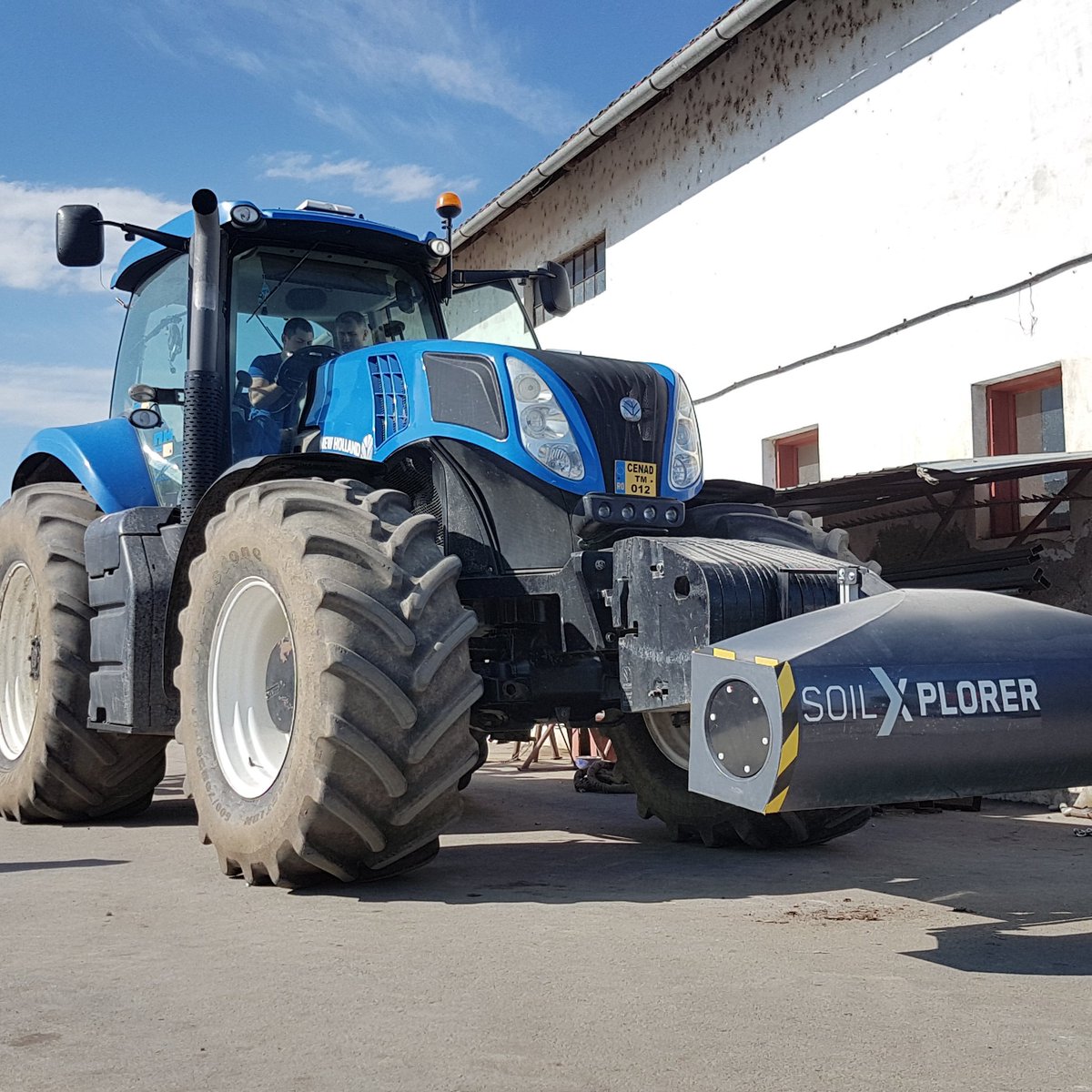 MKY2485's tweet photo. A @NewHollandAG T8.390 with a #SoilXplorer sensor mounted on the front end. Curious to learn what this is all about? Search for #DepthXControl from @geoprospectors https://t.co/tsV2nZbOTk