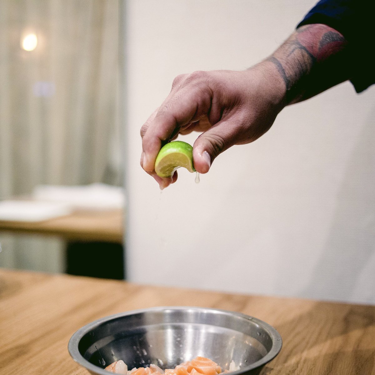 Sin lima no somos nada 🍋
El toque cítrico que aporta esta frutilla hace que nuestros pescados sepan aún más espectaculares🍴
.
.
#cilindro #cilindrorestaurante #restaurantesmadrid #madrid #peruano #asturiano #gastronomy #foodies #foodiesmadrid