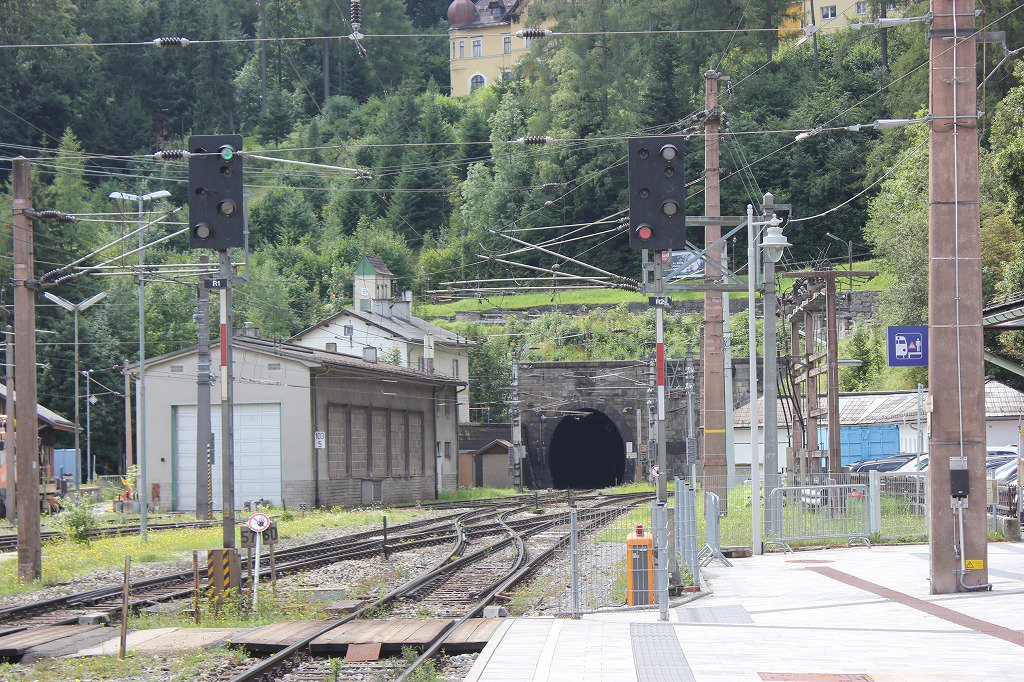 Hyoro ウィーン センメリング鉄道のセンメリング駅から見えるトンネル 傾斜にある瀟洒な建物は ハプスブルク時代のヴィラ