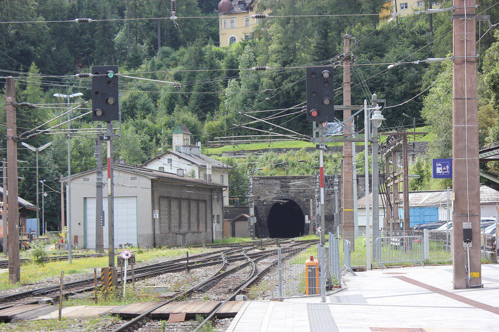 Hyoro ウィーン センメリング鉄道のセンメリング駅から見えるトンネル 傾斜にある瀟洒な建物は ハプスブルク時代のヴィラ Hyoro ウィーン センメリング鉄道のセンメリング駅から見えるトンネル 傾斜にある瀟洒な建物は ハプスブルク時代のヴィラ